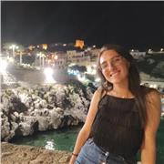 Studentessa magistrale impartisce lezioni o aiuto compiti per ragazzi di scuole elementari, medie e superiori